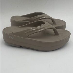OOFOS Women's Sandals in Taupe